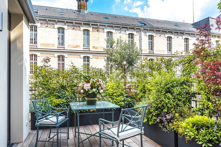 Par003 - An Exceptional Parisian Experience