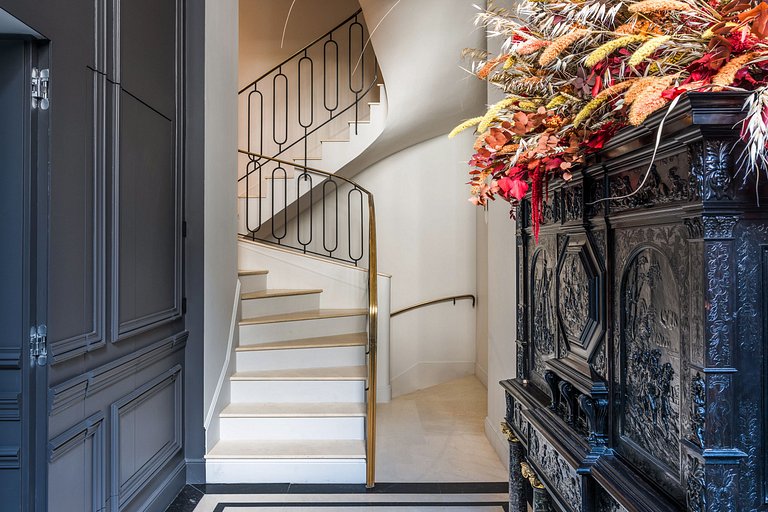 Par003 - An Exceptional Parisian Experience