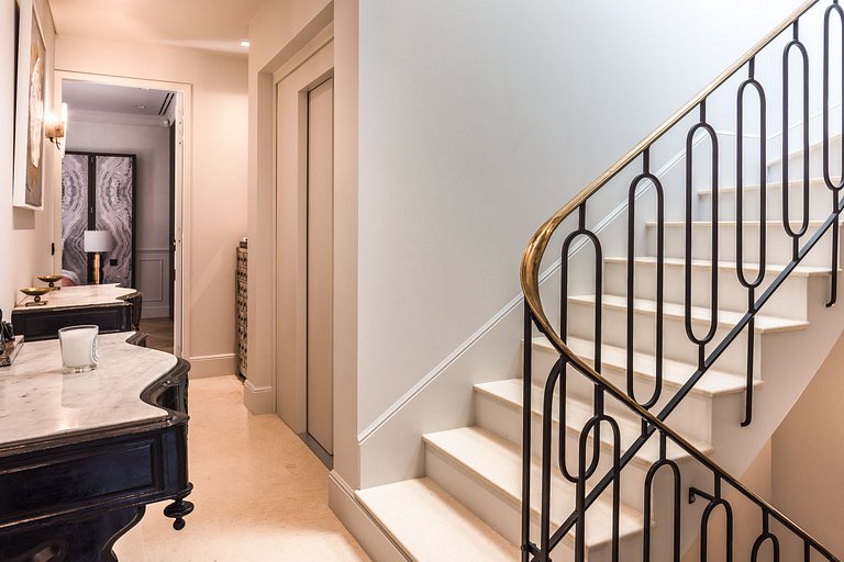 Par003 - An Exceptional Parisian Experience