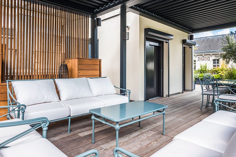 Par003 - An Exceptional Parisian Experience