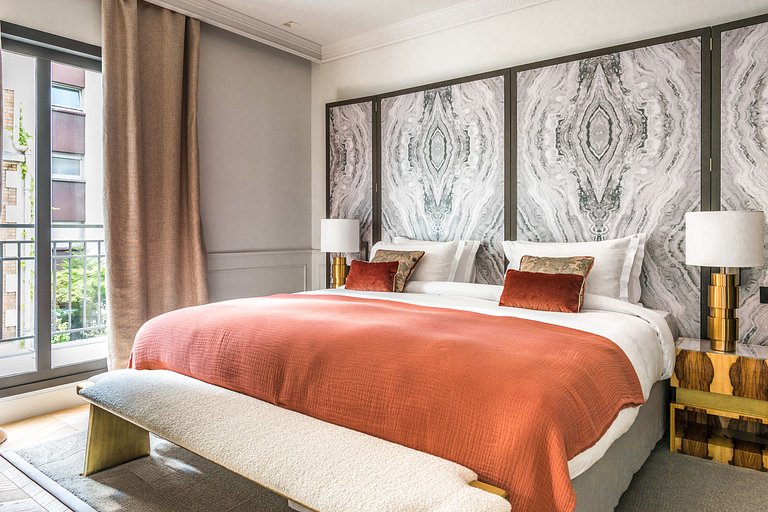 Par003 - An Exceptional Parisian Experience
