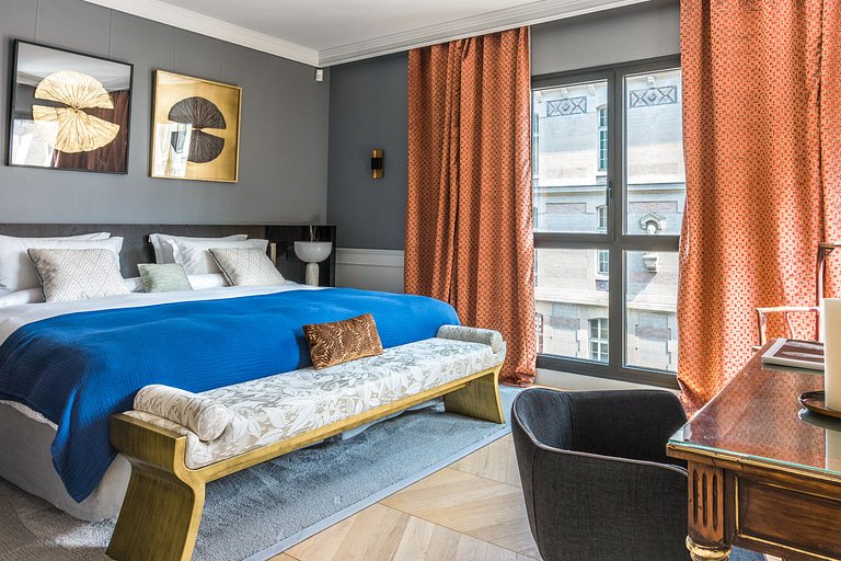 Par003 - An Exceptional Parisian Experience