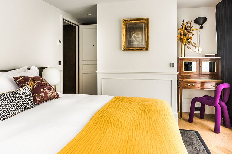 Par003 - An Exceptional Parisian Experience