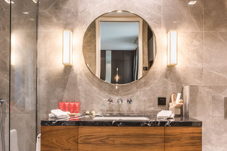 Par003 - An Exceptional Parisian Experience