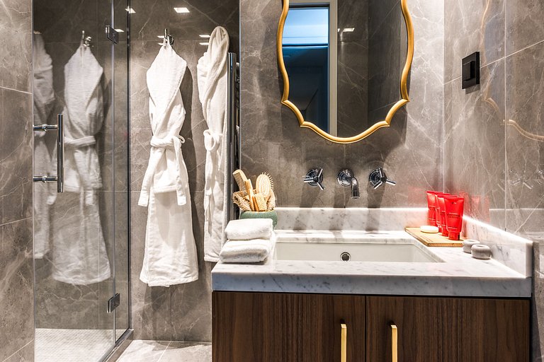 Par003 - An Exceptional Parisian Experience