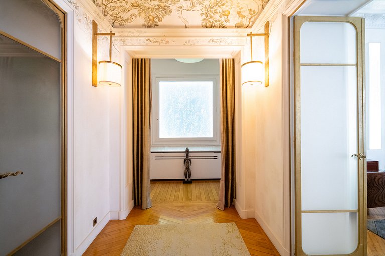 Par097 - Vaste appartement de luxe à Paris 8