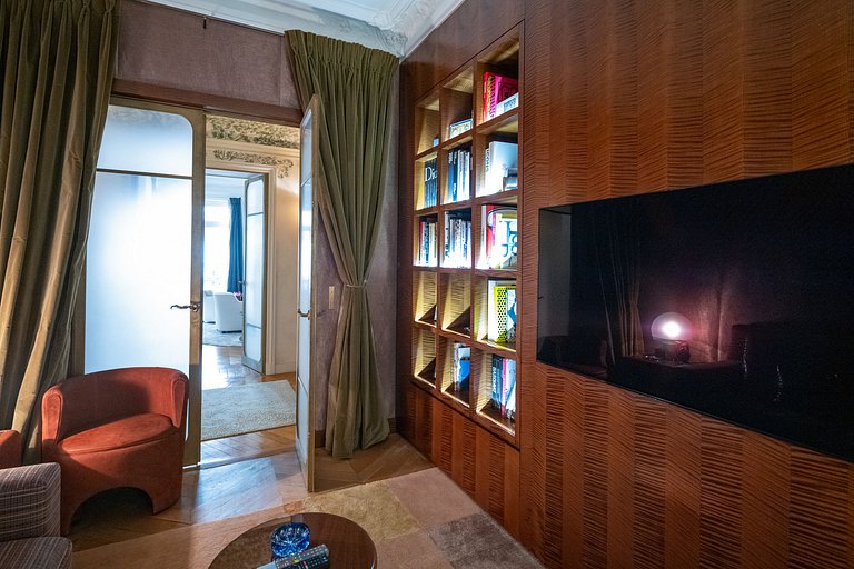 Par097 - Spacious luxury apartment in Paris 8