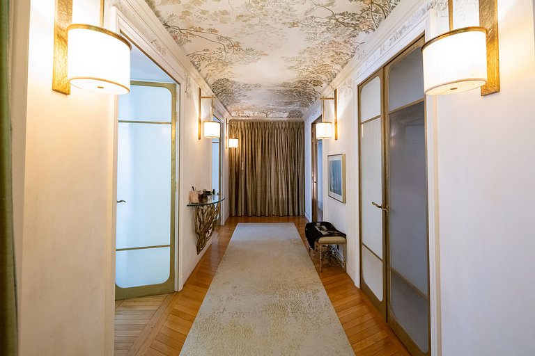 Par097 - Vaste appartement de luxe à Paris 8