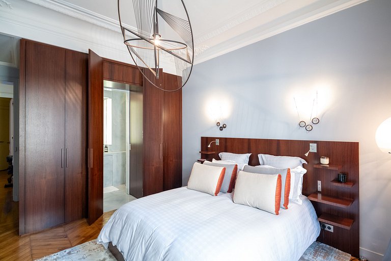 Par097 - Spacious luxury apartment in Paris 8