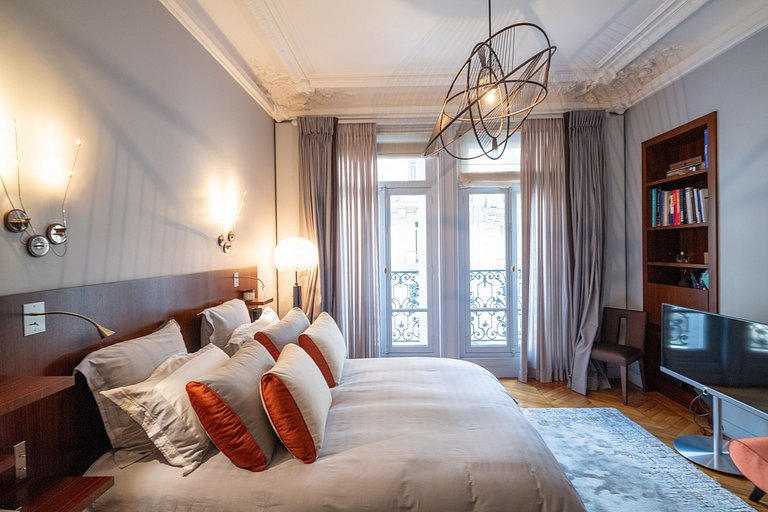 Par097 - Vaste appartement de luxe à Paris 8
