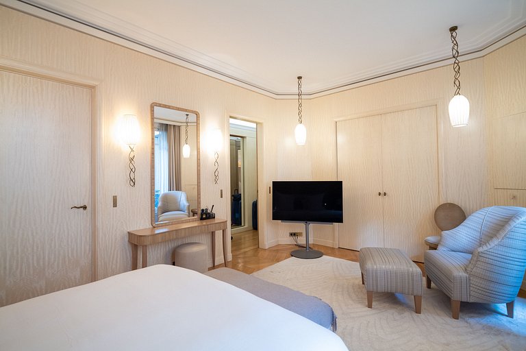 Par097 - Spacious luxury apartment in Paris 8