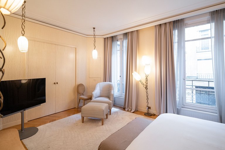 Par097 - Spacious luxury apartment in Paris 8