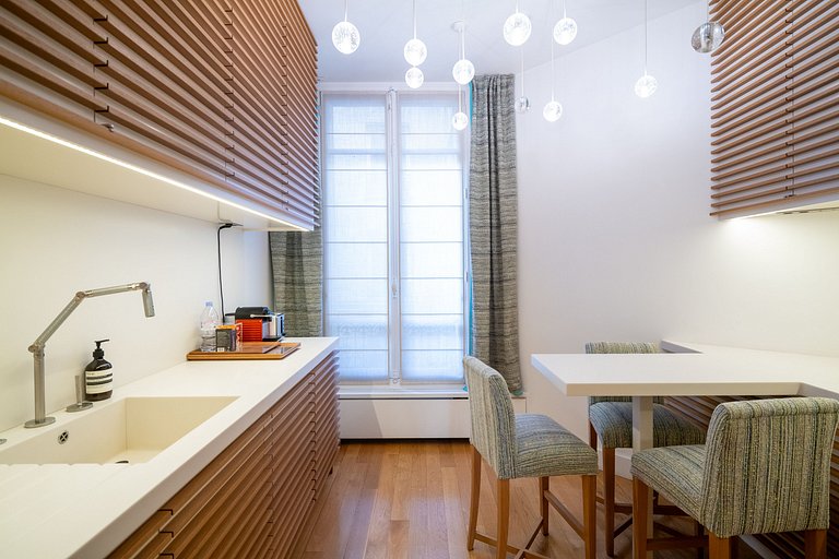 Par097 - Spacious luxury apartment in Paris 8