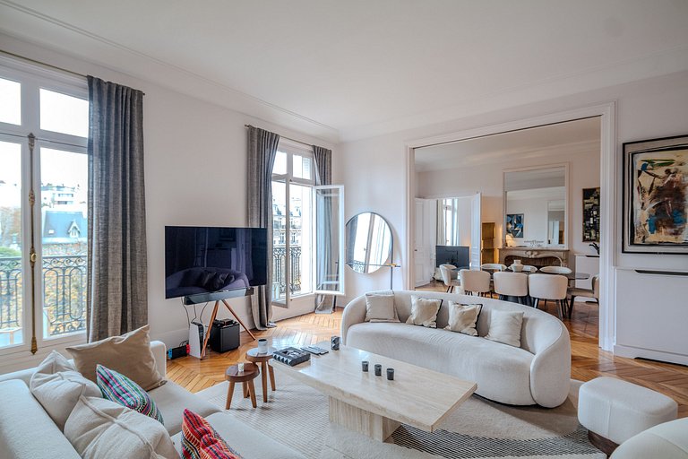 Par102 - Beautiful Haussmann-style apartment with an unobstr