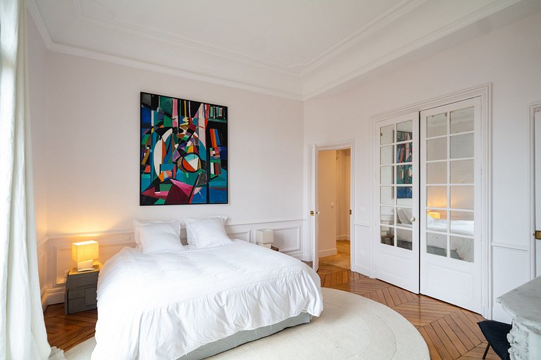 Par102 - Beautiful Haussmann-style apartment with an unobstr