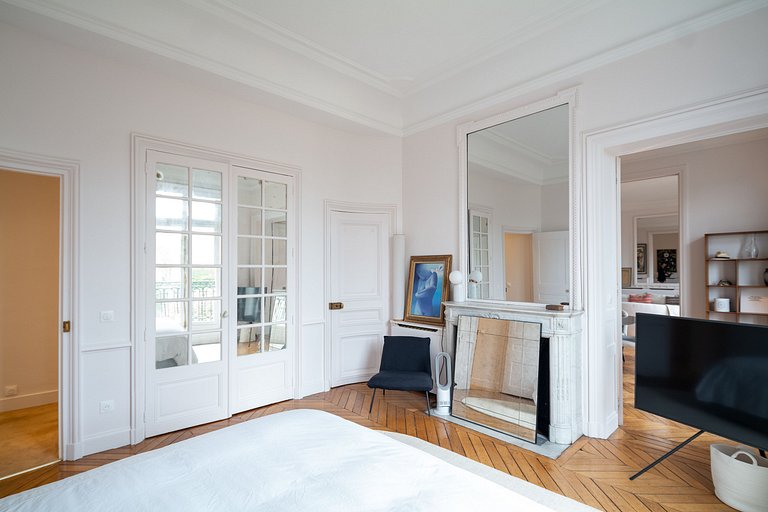 Par102 - Beautiful Haussmann-style apartment with an unobstr