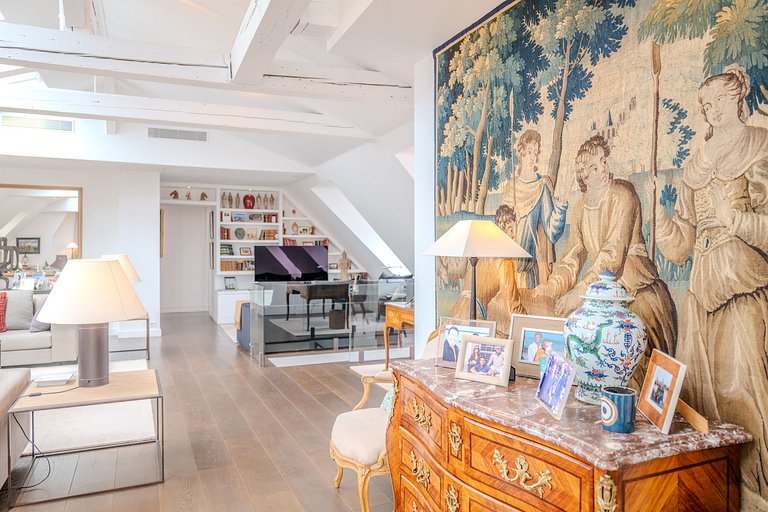 Par015 - Stunning penthouse next to Elysée Palace