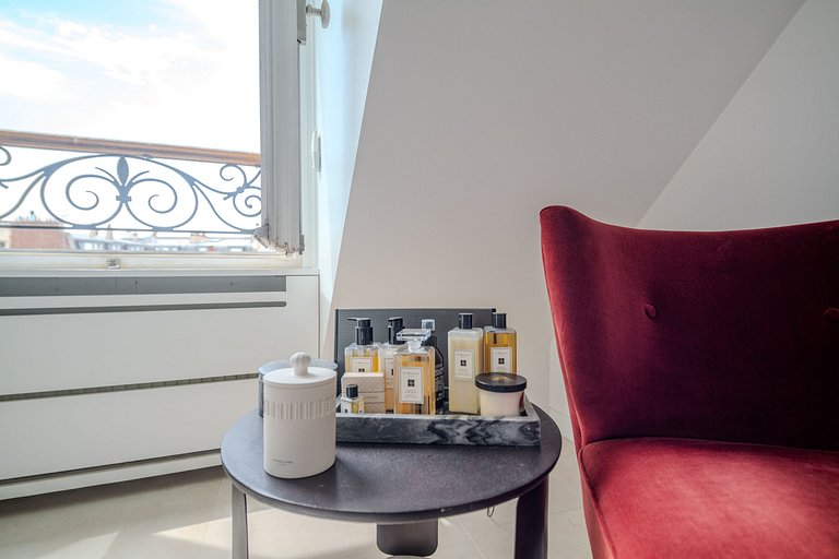 Par015 - Stunning penthouse next to Elysée Palace
