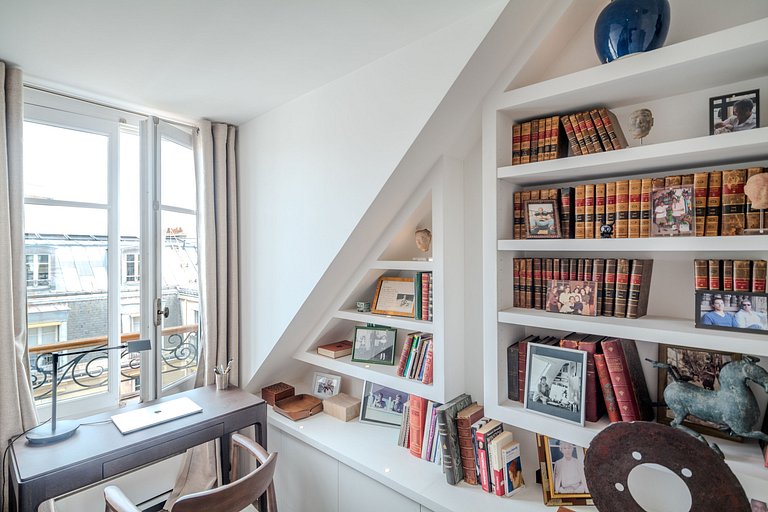 Par015 - Stunning penthouse next to Elysée Palace