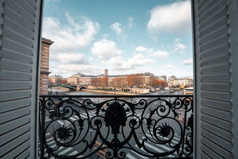 Par130 - Amazing apartment with a view on Notre-Dame
