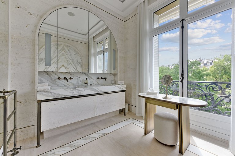 Par010 - Stunning 5 bedroom apartment on Foch