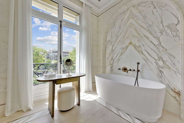 Par010 - Stunning 5 bedroom apartment on Foch