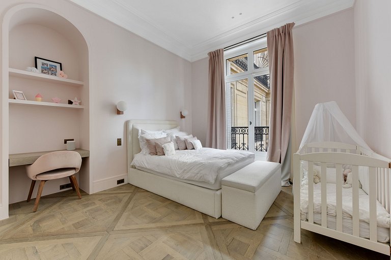 Par010 - Stunning 5 bedroom apartment on Foch