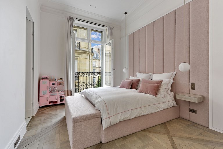 Par010 - Stunning 5 bedroom apartment on Foch