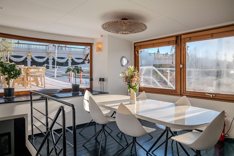 Par054 - Luxury house boat in the heart of Paris