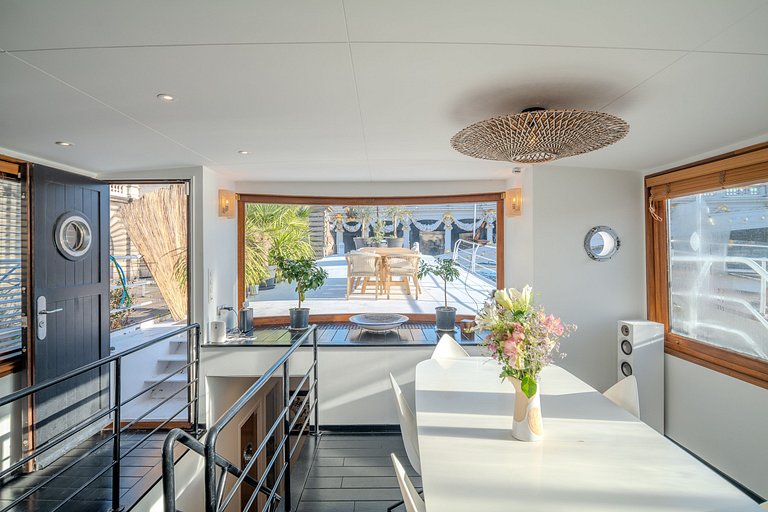 Par054 - Luxury house boat in the heart of Paris