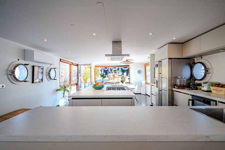 Par054 - Luxury house boat in the heart of Paris