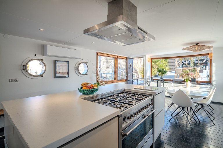Par054 - Luxury house boat in the heart of Paris