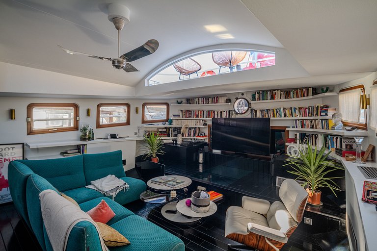 Par054 - Luxury house boat in the heart of Paris