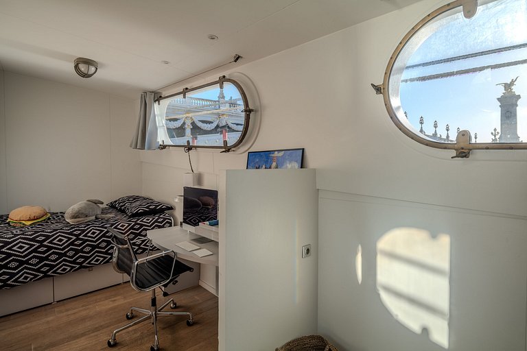 Par054 - Luxury house boat in the heart of Paris