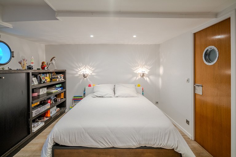 Par054 - Luxury house boat in the heart of Paris