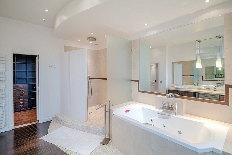 Par013 - 4 bedroom apartment on Champs de Mars