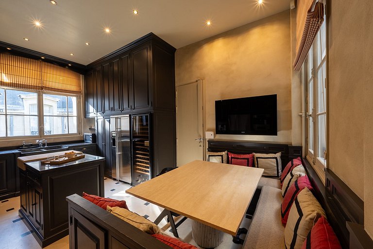 Par068 - Spacious apartment in Madeleine district