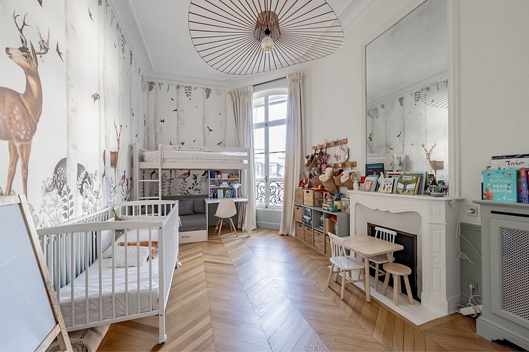 Par068 - Spacious apartment in Madeleine district