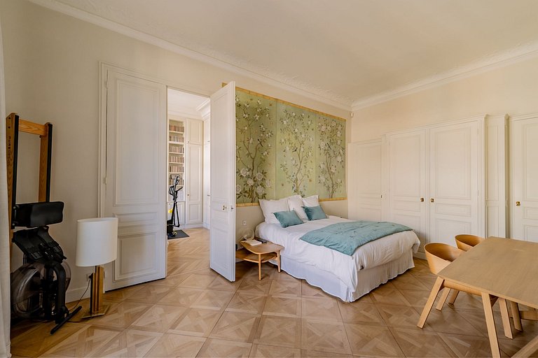 Par068 - Spacious apartment in Madeleine district