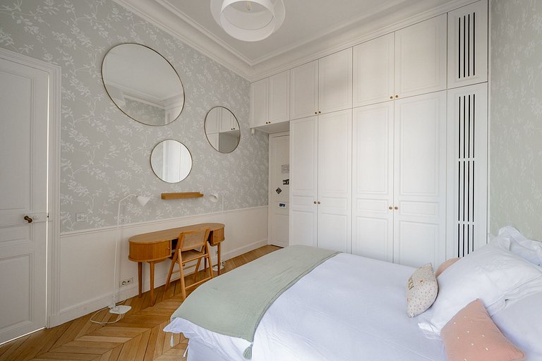 Par068 - Spacious apartment in Madeleine district