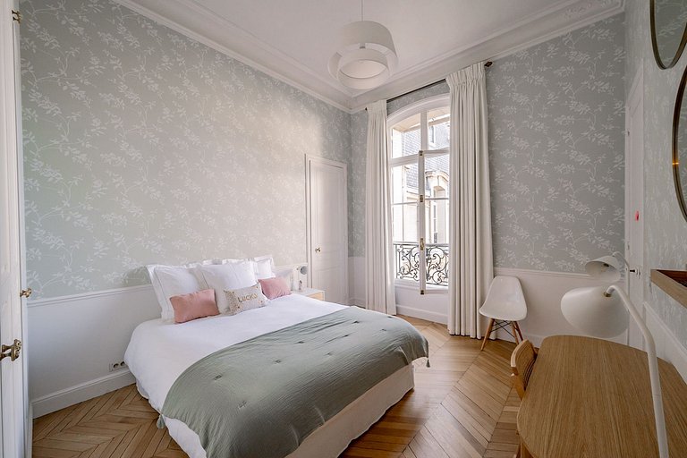 Par068 - Spacious apartment in Madeleine district