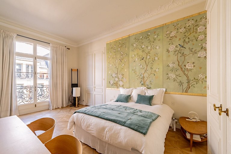 Par068 - Spacious apartment in Madeleine district
