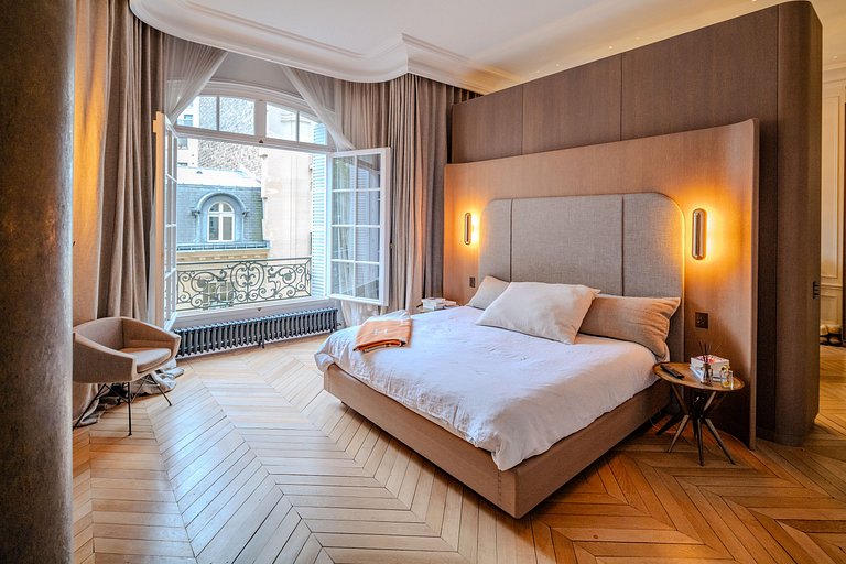 Par018 - Large beautiful apartment in Paris