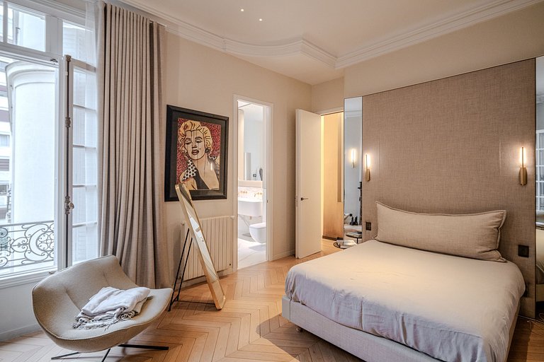 Par018 - Large beautiful apartment in Paris