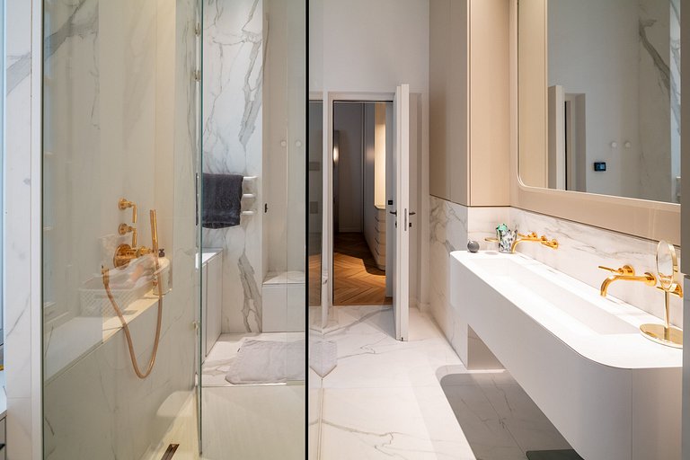 Par018 - Large beautiful apartment in Paris