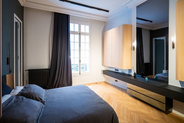 Par018 - Large beautiful apartment in Paris