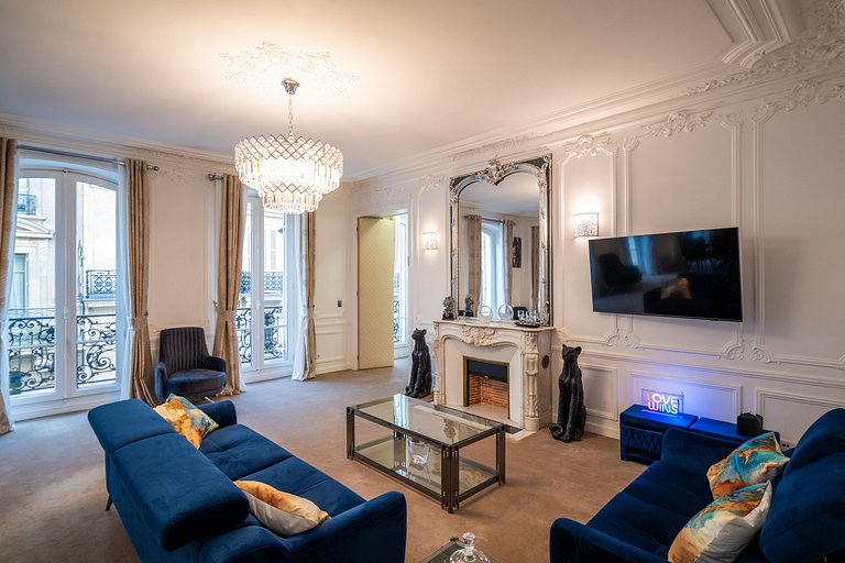 Par191 - Four bedroom apartment in Paris 8.