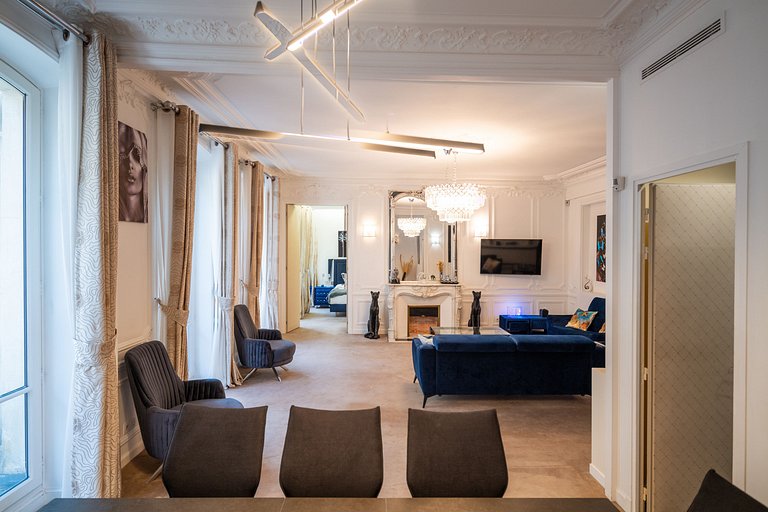 Par191 - Appartement de quatre chambres à Paris 8.