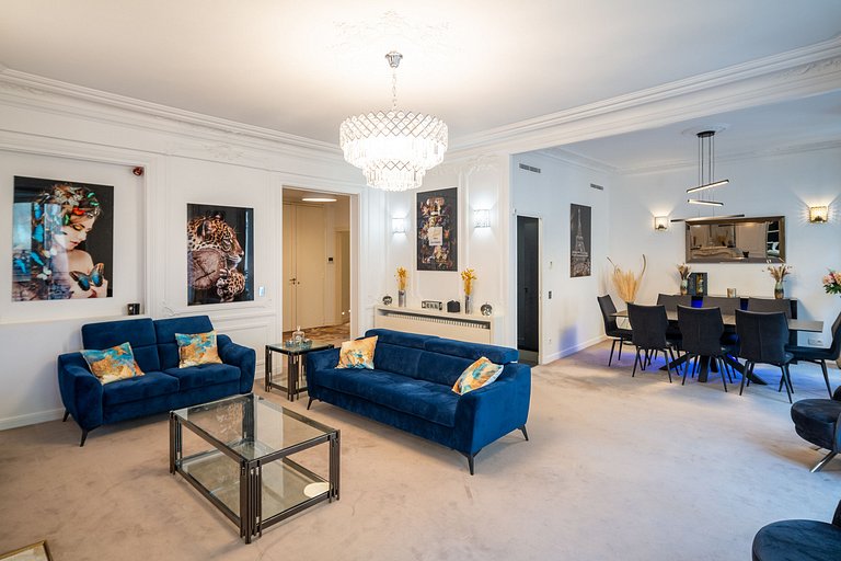 Par191 - Four bedroom apartment in Paris 8.
