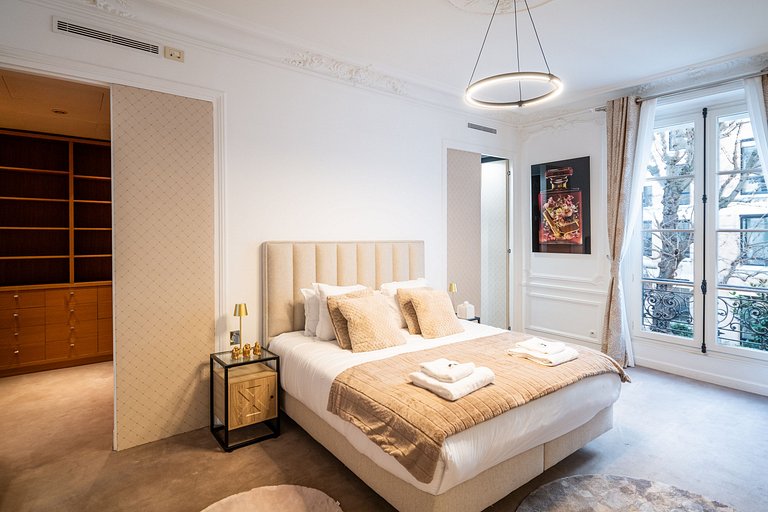 Par191 - Appartement de quatre chambres à Paris 8.